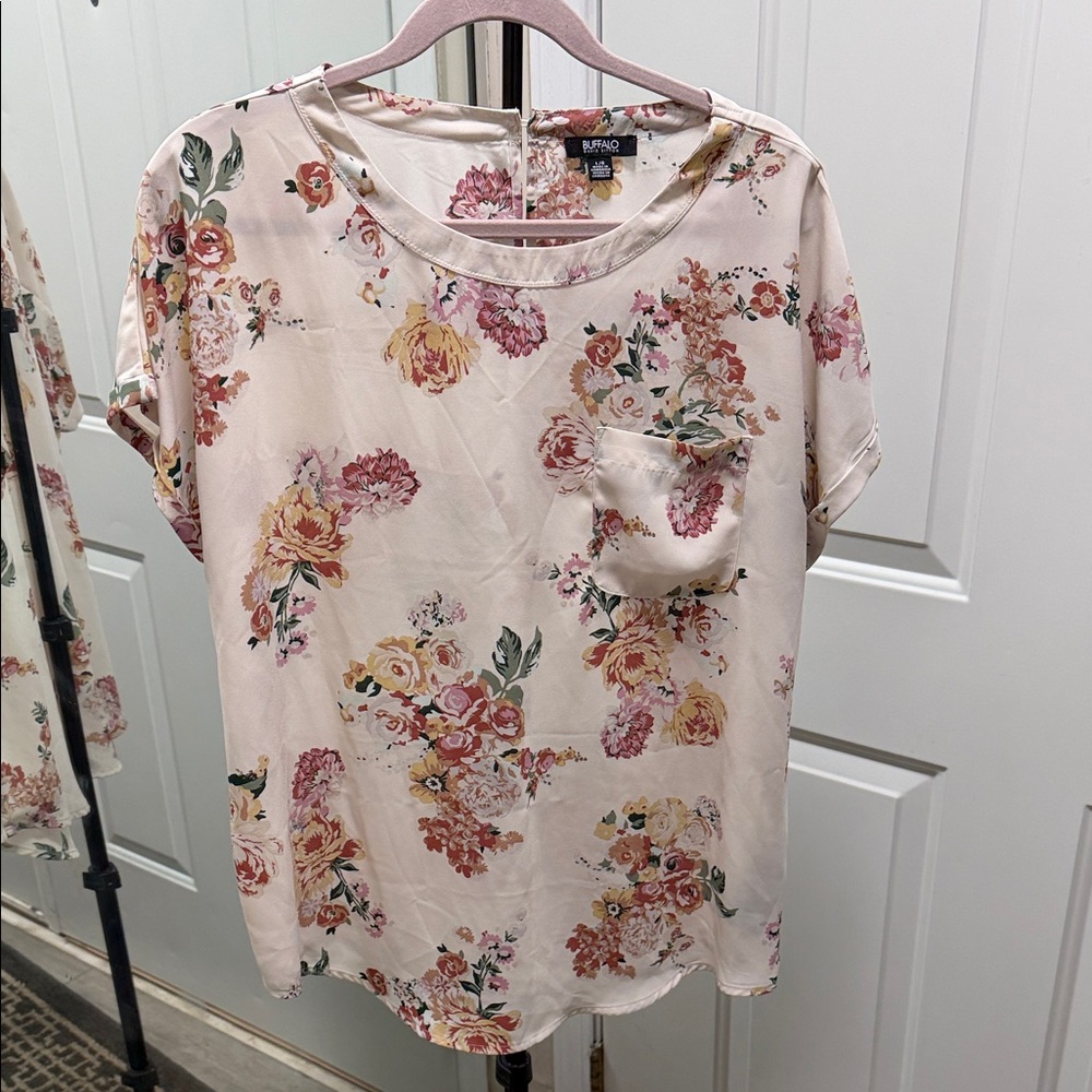 Buffalo David Bitton Blush Floral Pocket Short Sleeve Blouse